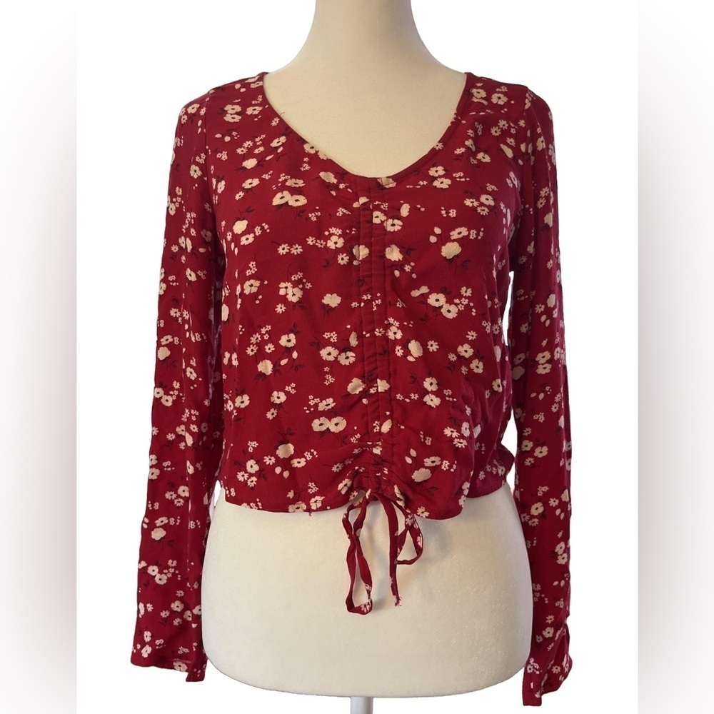 Hollister Red Floral Cropped top with ruched sides size XS Back to School